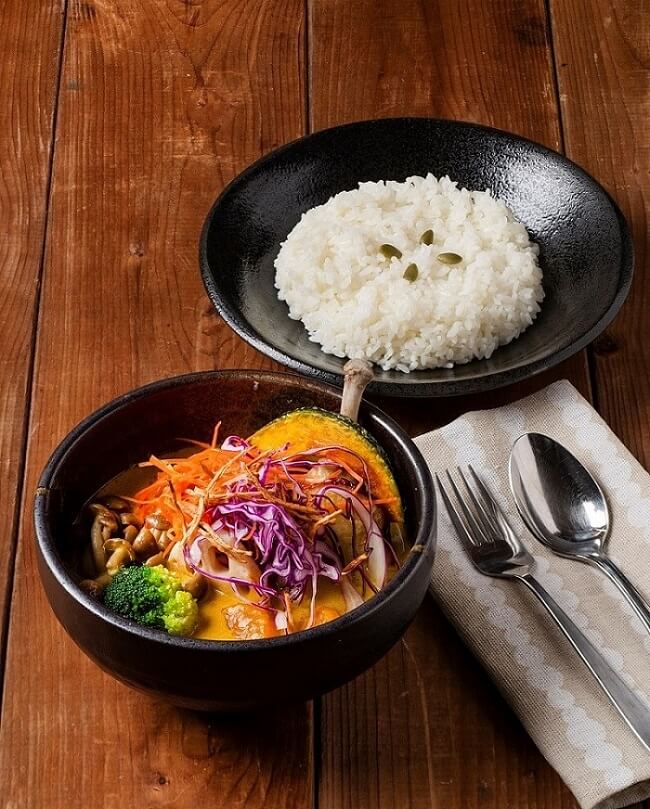 白い恋人パークの『白い恋人パークにゃハロウィン～30th Anniversary～』-秋野菜とチキンのかぼちゃスープカレー