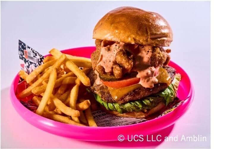 J.S. BURGERS CAFE×映画『バック・トゥ・ザ・フューチャー』コラボの『ヘビーチキンチーズバーガー “マーティーver.”』