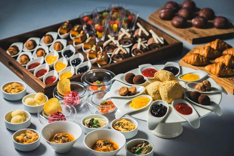 SAPPORO STREAM HOTEL 7階「BAR & GRILL Splish」カフェ＆バーの『STREAM Afternoon Tea ～Wonder Forest(ワンダーフォレスト)～』-トレーサービスで提供するセイボリー・スコーン・パン