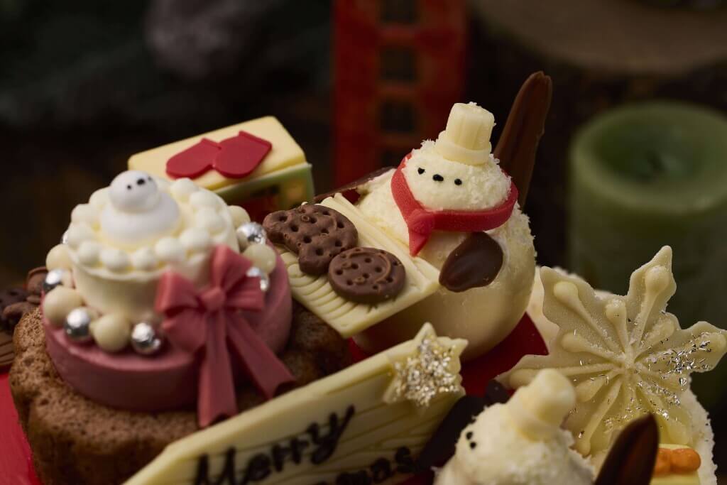 京王プラザホテル札幌のクリスマスケーキ2025『ガトー・ド ノエル シマエナガ ~小さなパティシエ達~』-クリスマスケーキの準備をする小さなパティシエ達