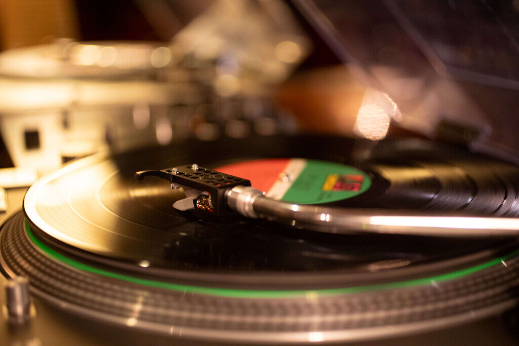 ニューオータニイン札幌 バー「オークルーム」の『レコードナイト in Oak Room』