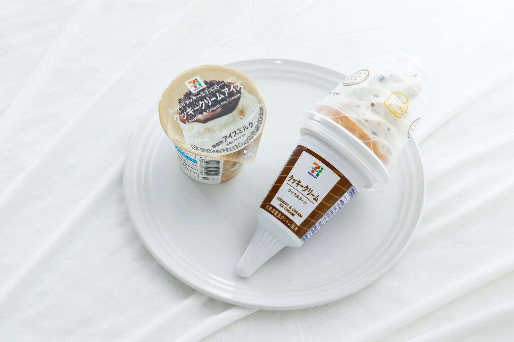 セブン-イレブンの『セブンプレミアム ワッフルコーン クッキークリーム』と『セブンプレミアム クッキークリームアイス』