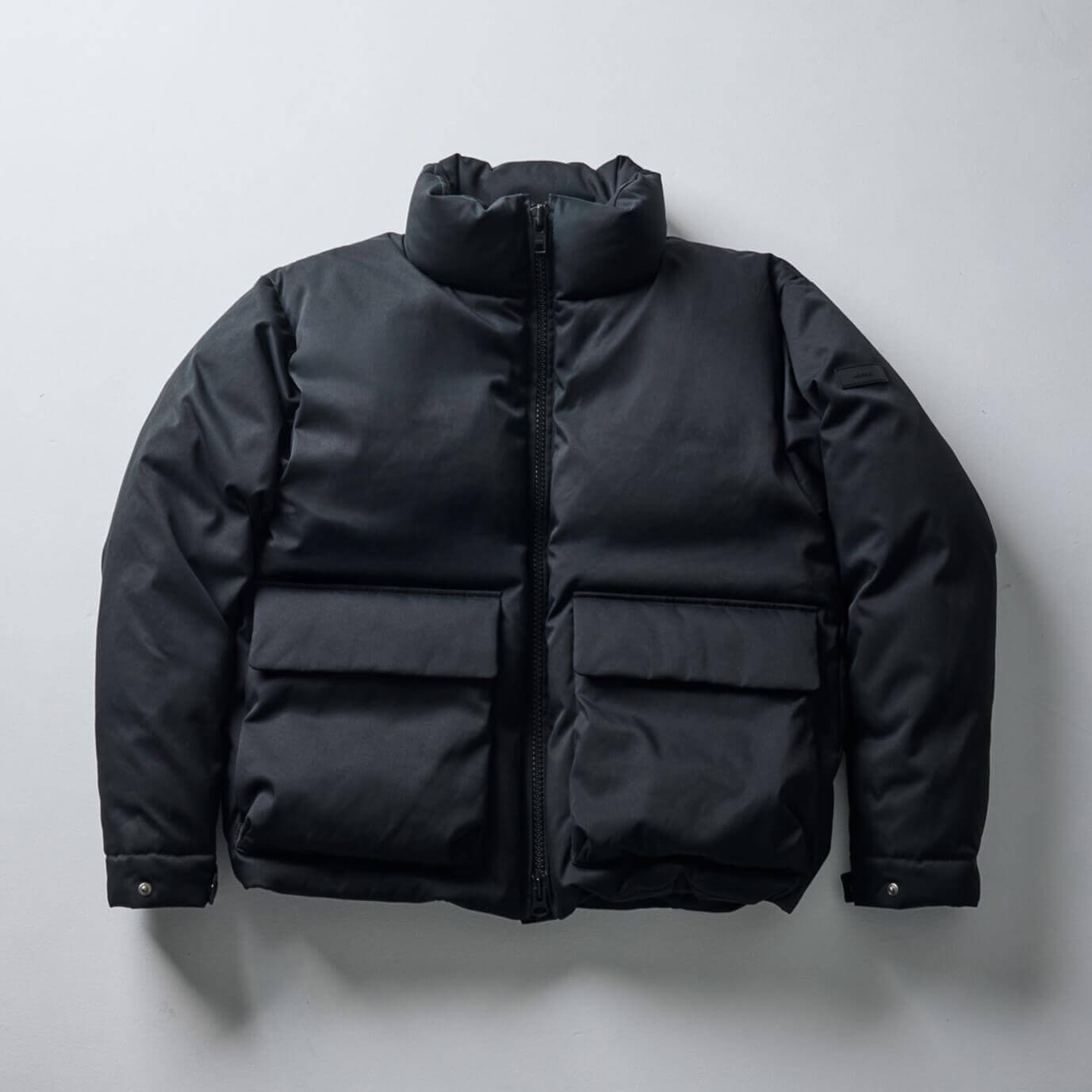 “黒×高機能”アパレル「Macqlo」の『ultimex zip down jacket』