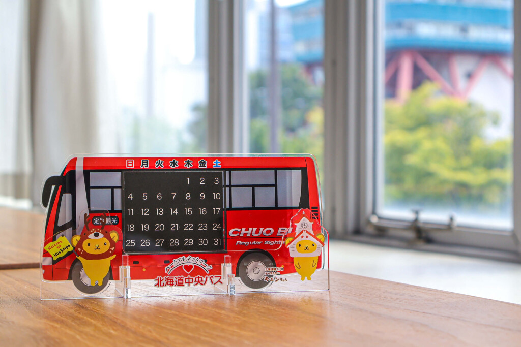 北海道中央バス・定期観光バスオリジナルグッズ「キュンちゃんコラボ アクリル万年カレンダー」