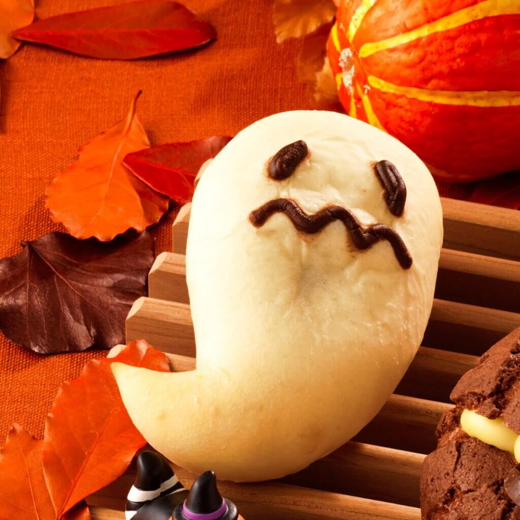 ロイズのおばけやジャック・オー・ランタンをイメージしたハロウィン限定パン『おばけのチョコクリームパン』