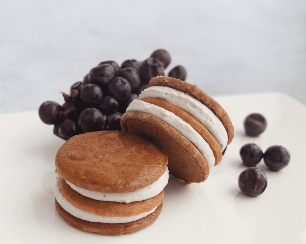 フェルム ラ・テール美瑛×あべ弘士の『ダブルクリームサンド 山ぶどう』