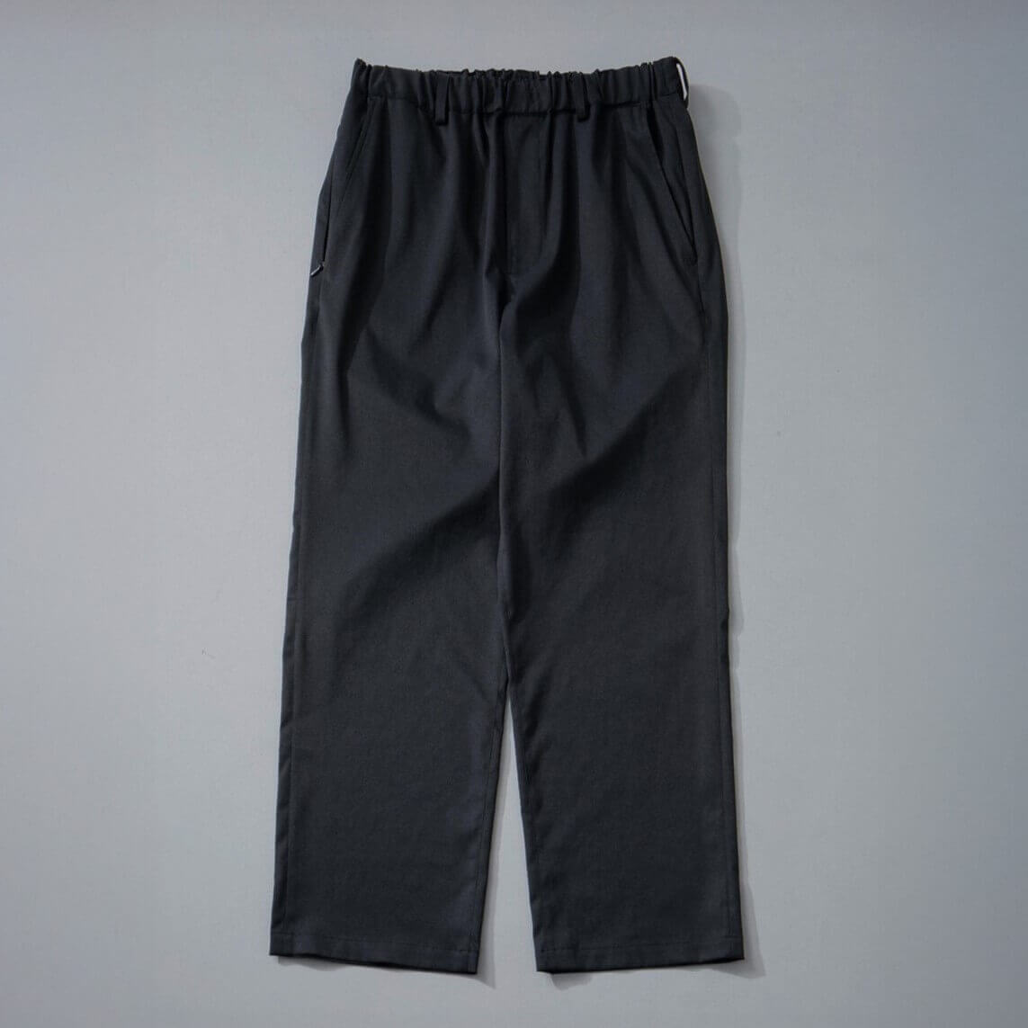 “黒×高機能”アパレル「Macqlo」の『[warm] ultimex wide easy pants』