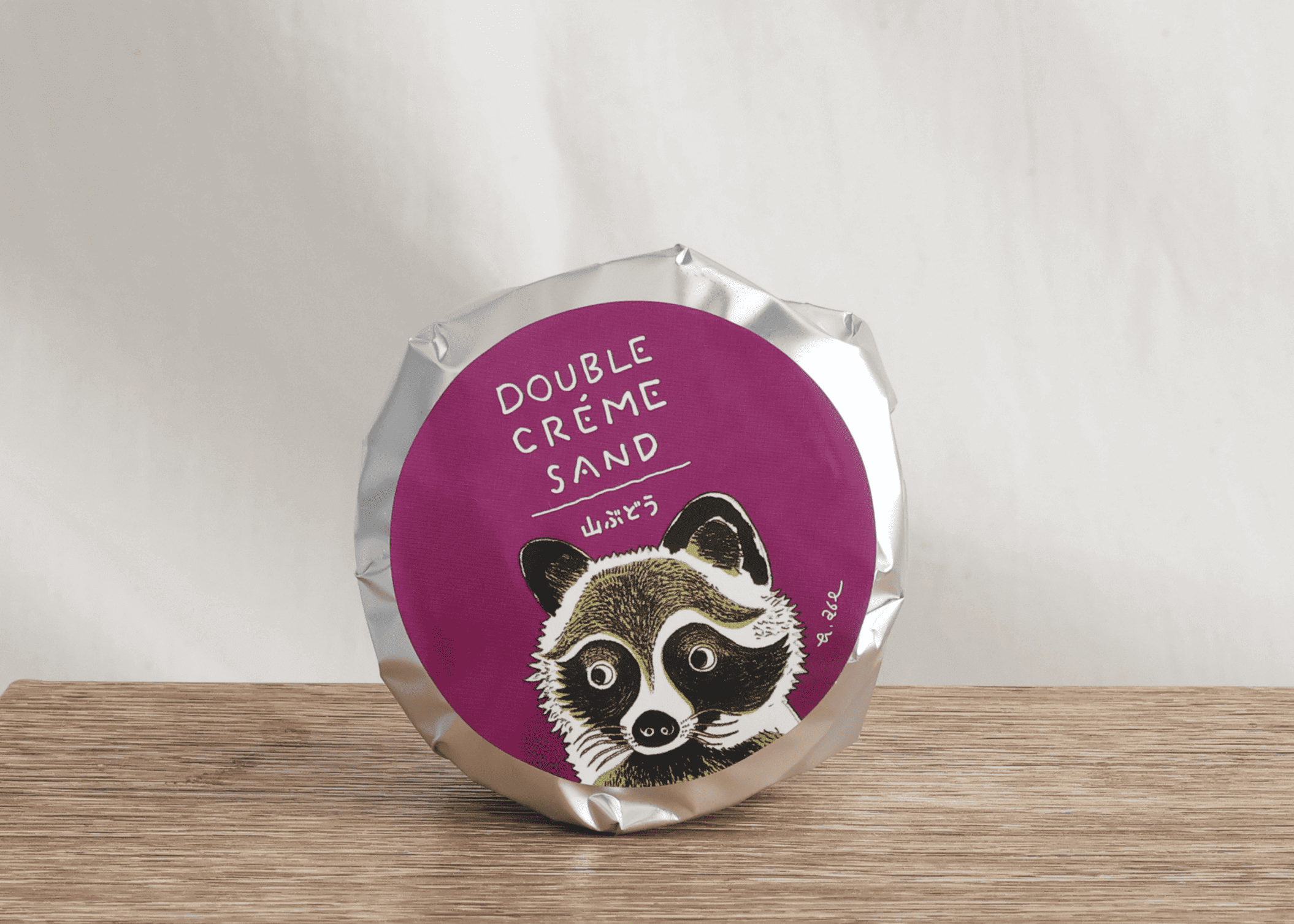 フェルム ラ・テール美瑛×あべ弘士の『ダブルクリームサンド 山ぶどう』-エゾタヌキ