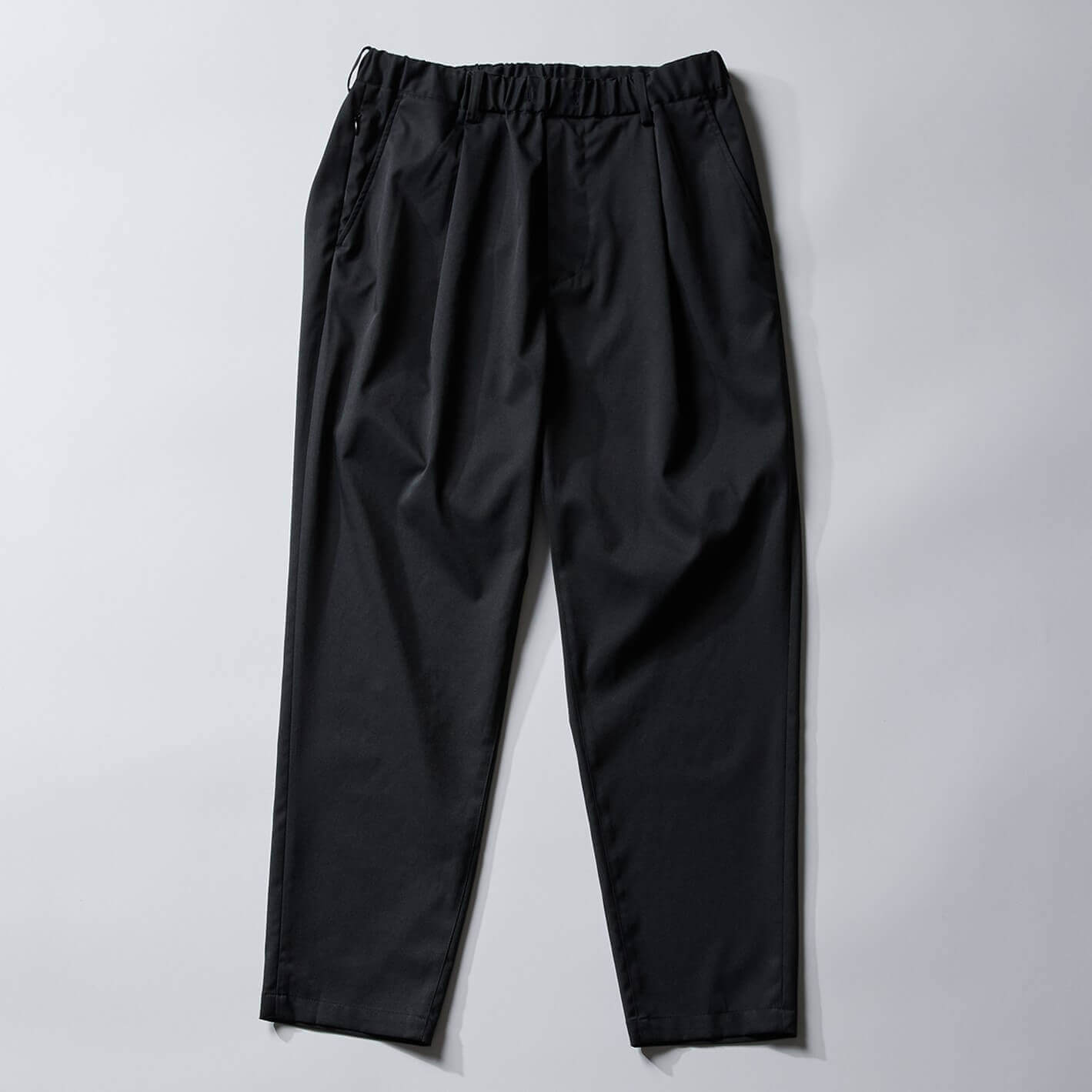 “黒×高機能”アパレル「Macqlo」の『ultimex one tuck tapered easy pants』