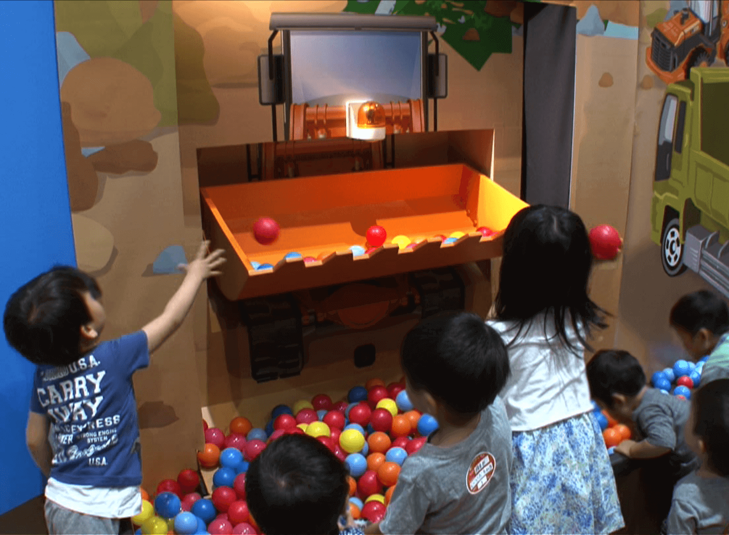 トミカ・プラレールフェスティバル in SAPPORO-ショベルカーにボールをいれよう！