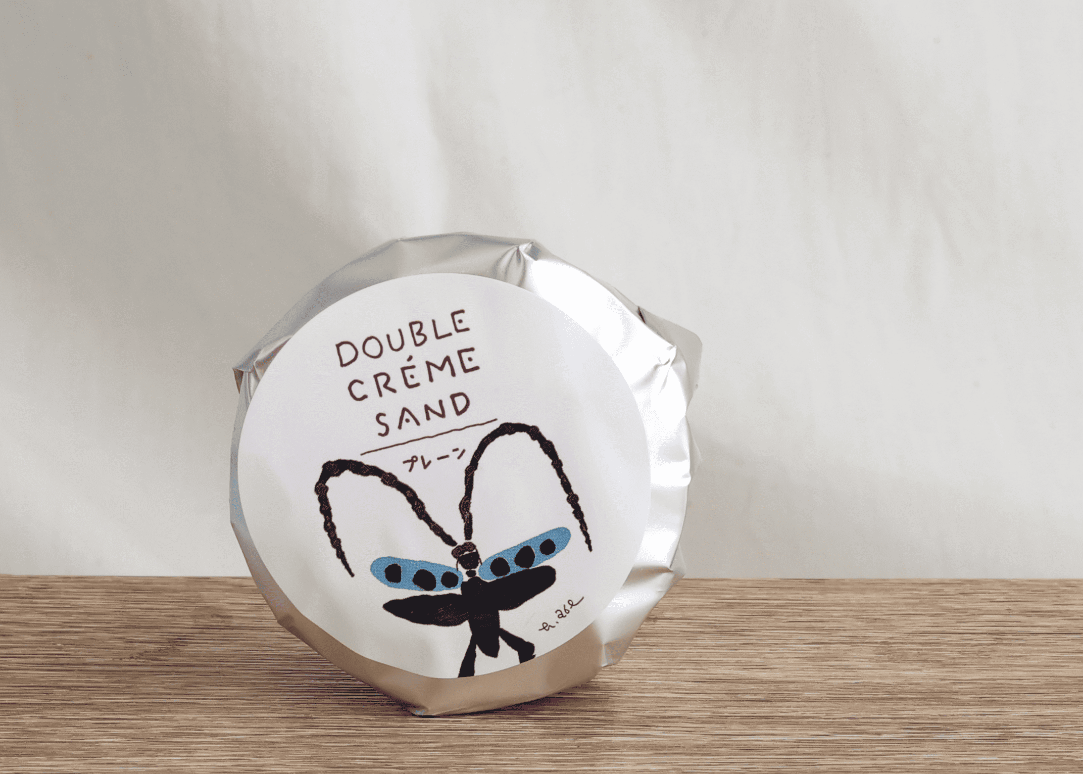 フェルム ラ・テール美瑛×あべ弘士の『ダブルクリームサンド 山ぶどう』-ルリボシカミキリ