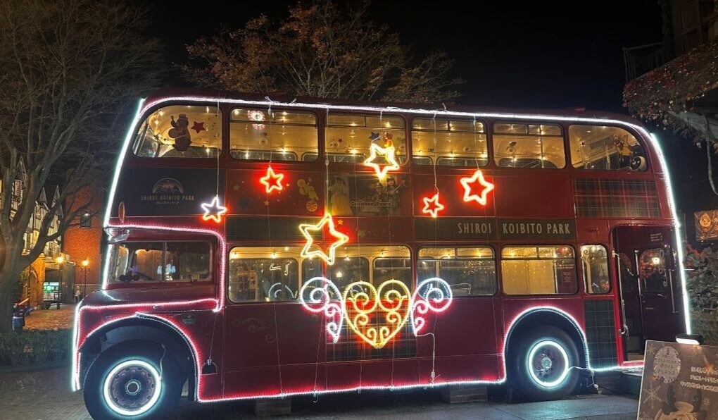 白い恋人パーク スイートイルミネーション2025～Blooming Snow Fantasy～の『Star London Bus　スターロンドンバス』
