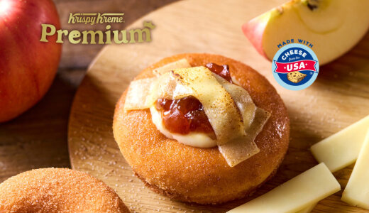 「クリスピー・クリーム・ドーナツ sitatte sapporo店」にて炙りチーズとりんごが溶け合う『クリスピー・クリーム・プレミアム シナモンアップルパイ with モントレージャックチーズ』が11月12日(水)より発売！