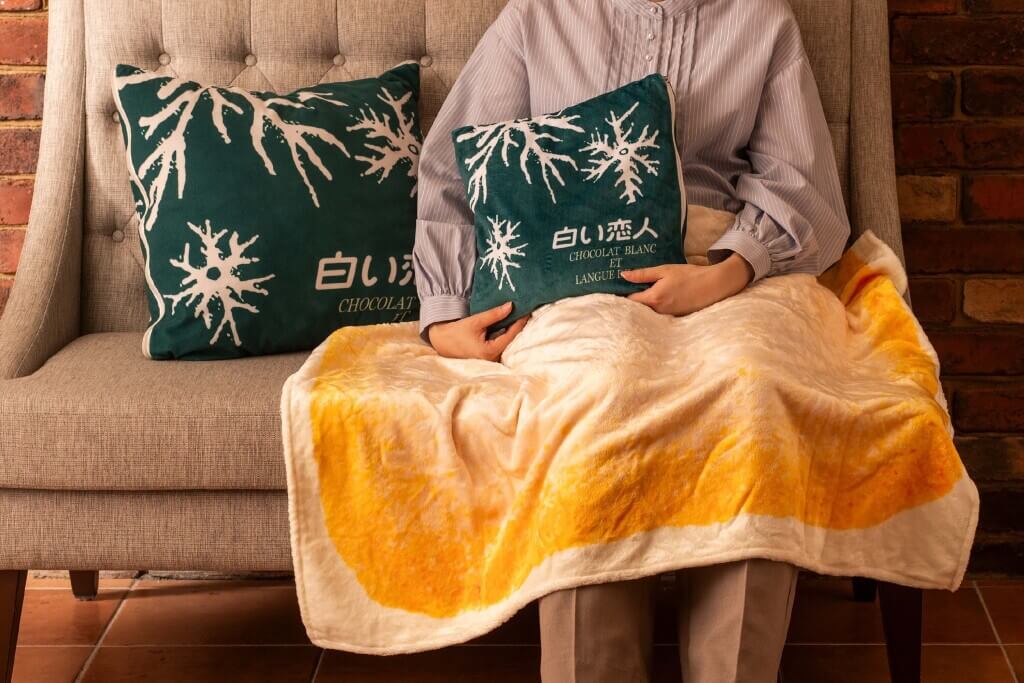 石屋商事株式会社の『白い恋人クッションブランケット』