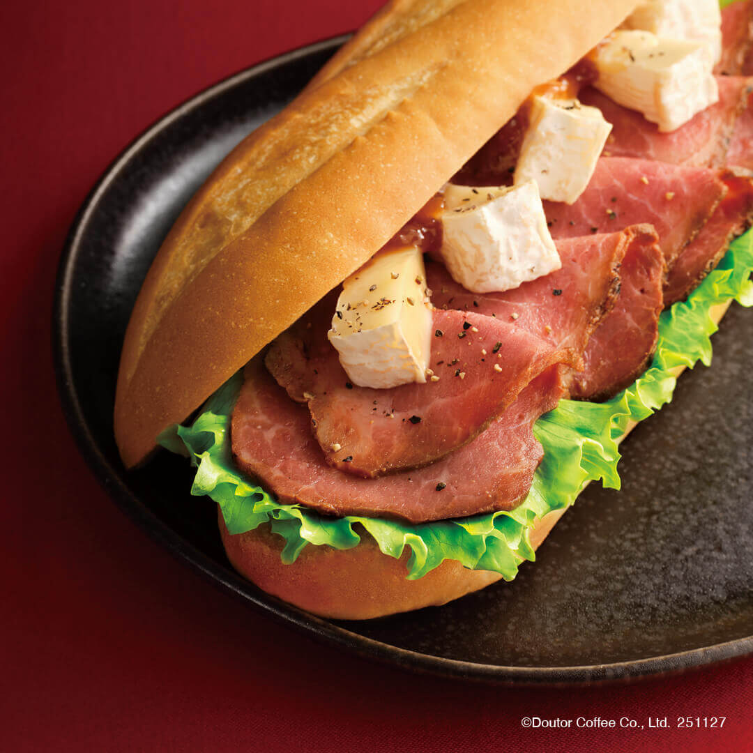 ドトールコーヒーショップの『トリュフ香る ミラノサンド 炭火焼きローストビーフ ～カマンベールチーズ～』