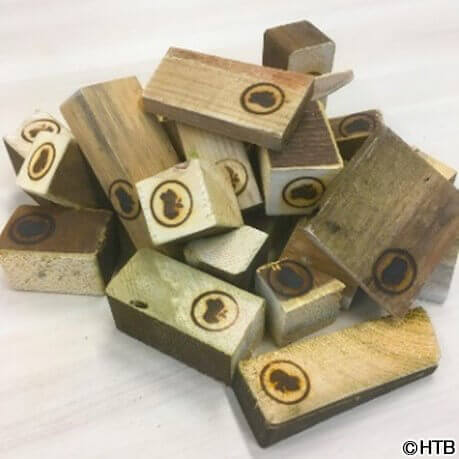 水曜どうでしょうハウス-大泉さんらが建てた“ありし日のデッキ”から切り出した廃材記念品(C)HTB