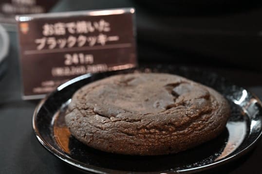 セブンイレブンの『ブラックフライデー』-お店で焼いたブラッククッキー