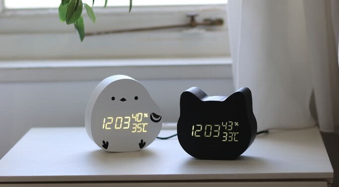 ニトリ デコホームの『LEDデジタル置き時計 デコネコ/シマエナガ』