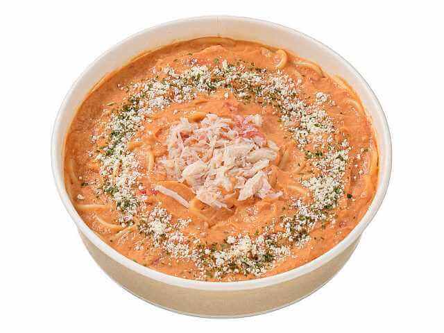 セブン‐イレブンの『本ズワイ蟹をのせたトマトクリームパスタ』