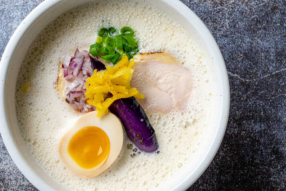 白鶏舎(はっけいしゃ)の『ゆず香る鶏白湯』