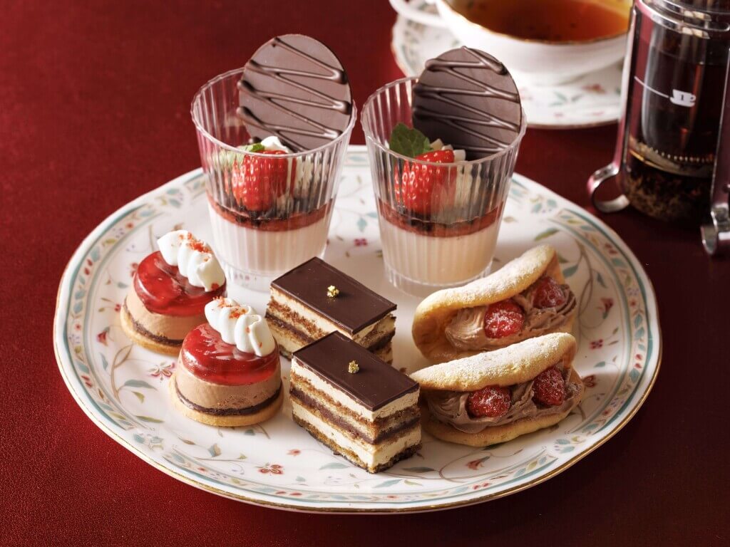 JRタワーホテル日航札幌のレストランフェア『Red Harmony』-レッドハーモニー アフタヌーンティーセット(1段目スイーツプレート)