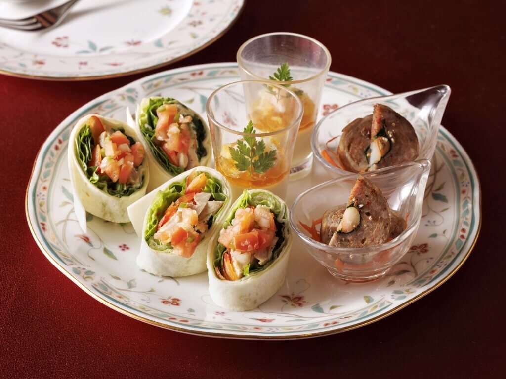 JRタワーホテル日航札幌のレストランフェア『Red Harmony』-レッドハーモニー アフタヌーンティーセット(2段目セイボリープレート)