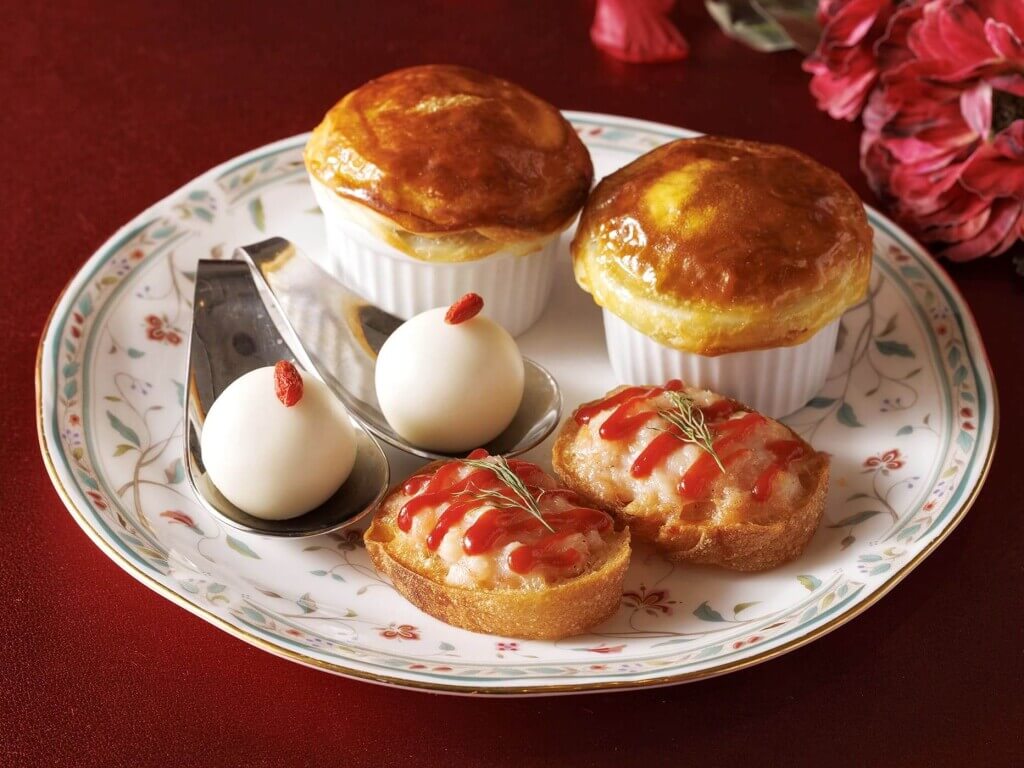 JRタワーホテル日航札幌のレストランフェア『Red Harmony』-レッドハーモニー アフタヌーンティーセット(3段目セイボリープレート)