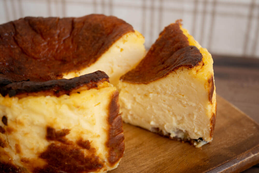 プティ・シェーヴル北海道の『やぎミルクのバスクチーズケーキ-フルーツ-』