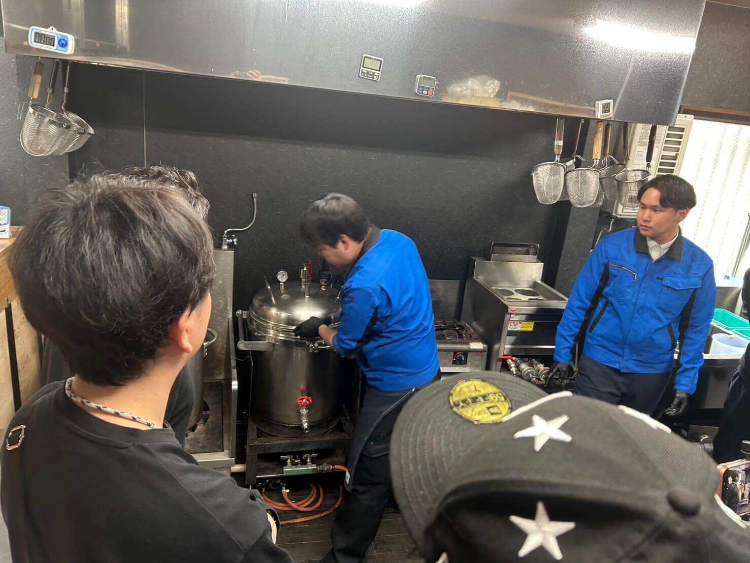 ラーメン学校-大好評の圧力寸胴によるスープづくりの実演