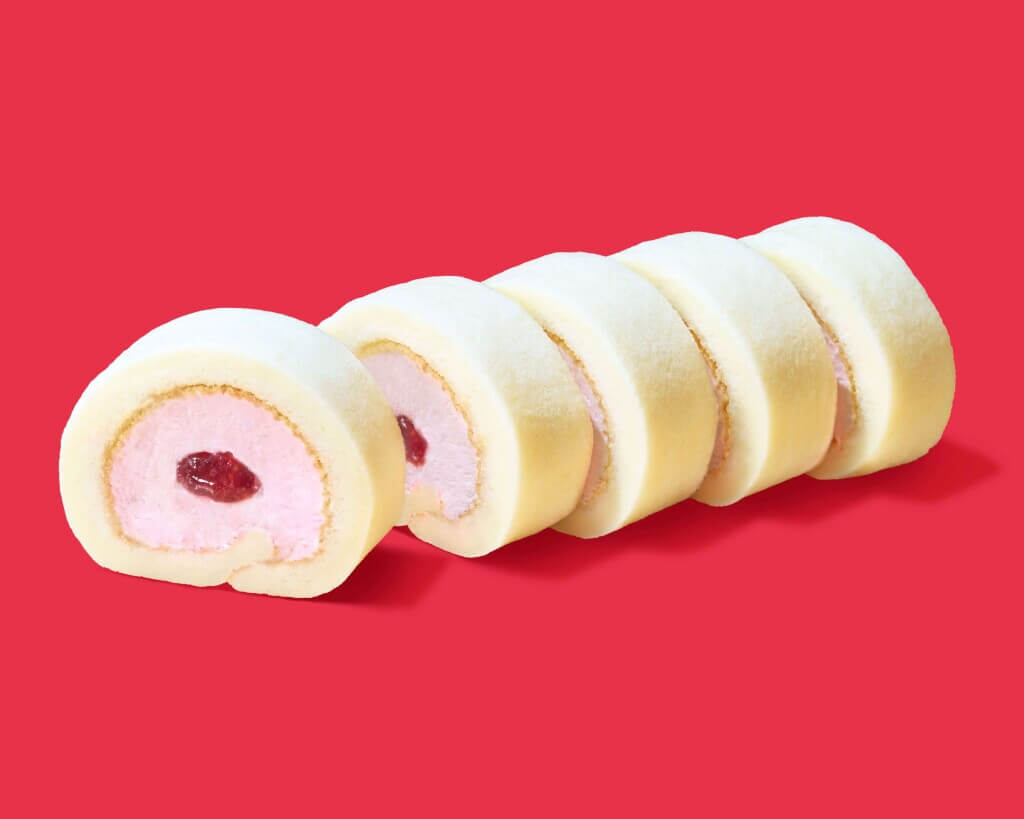 ファミリーマートの『もっちりクリームロール（いちごソース入り）』