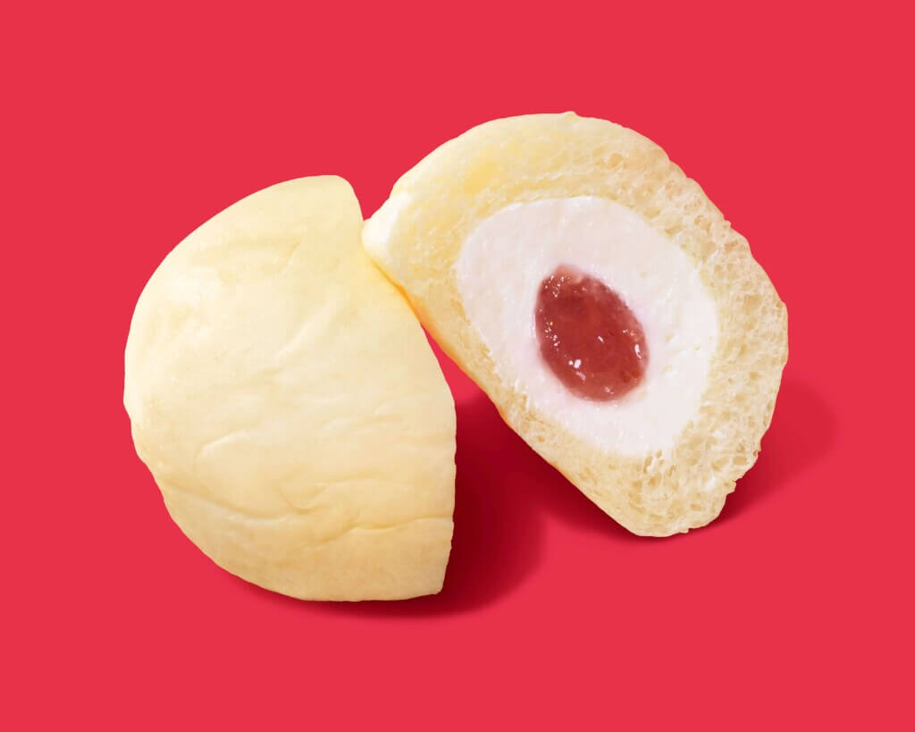 ファミリーマートの『八天堂 冷やして食べる白いくりーむパン　福岡あまおういちご』