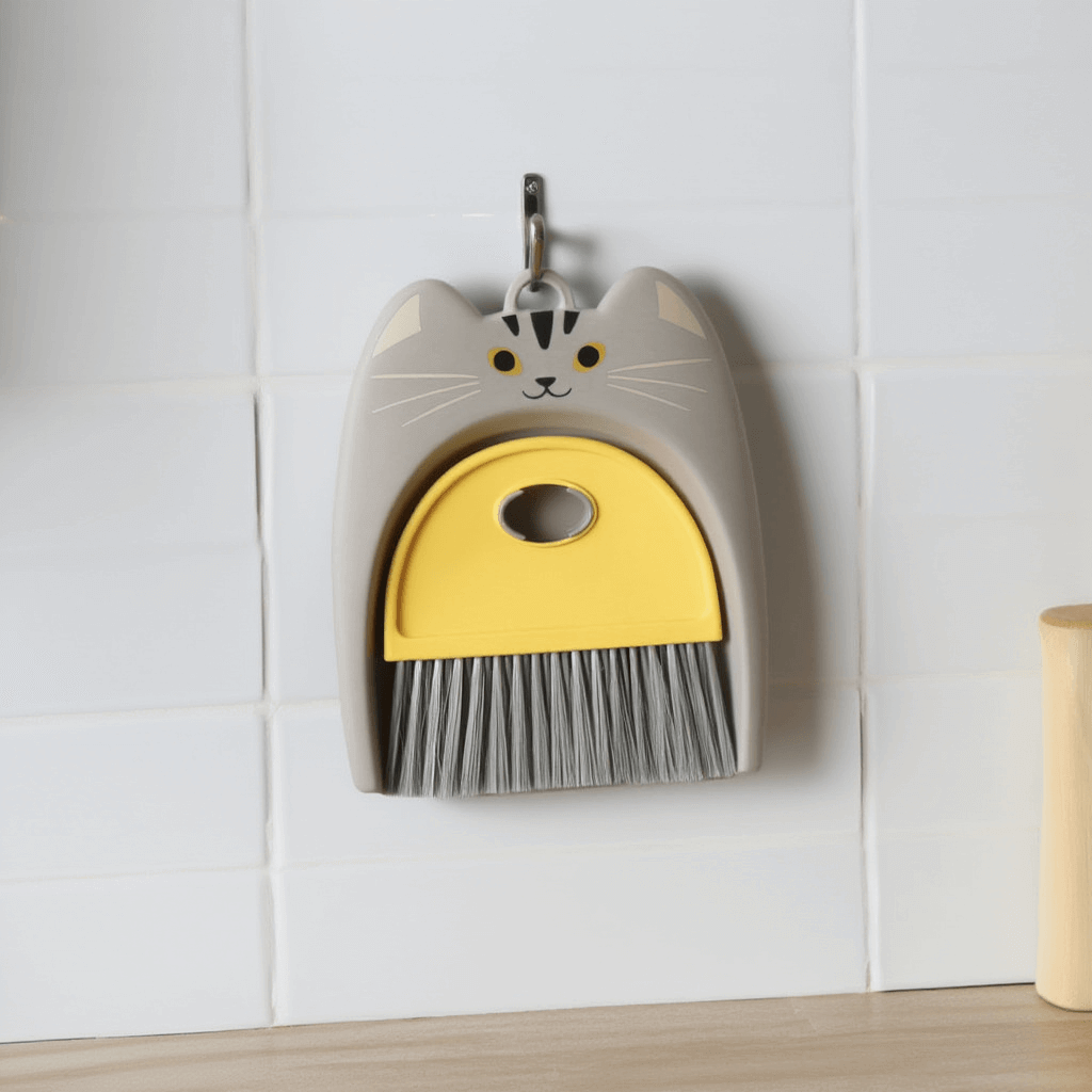 Flying Tiger Copenhagen(フライングタイガー)の『お掃除グッズ』-ほうき&ちりとり