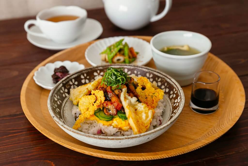 ゆとりの空間の『北海道産あなごとたけのこフリットのちらしずし』