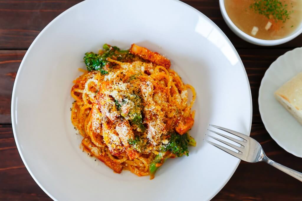 ゆとりの空間の『厚切りベーコンとブロッコリーのトマトソースパスタ』