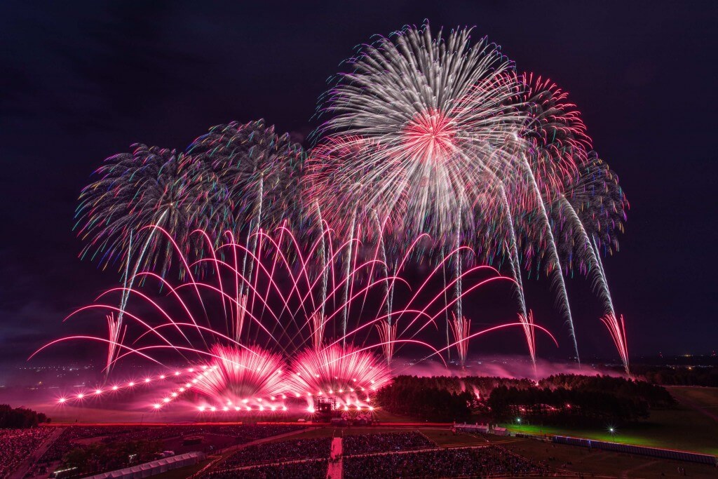 北海道芸術花火2026-モエレ沼公園の地形を活かした立体的な花火表現