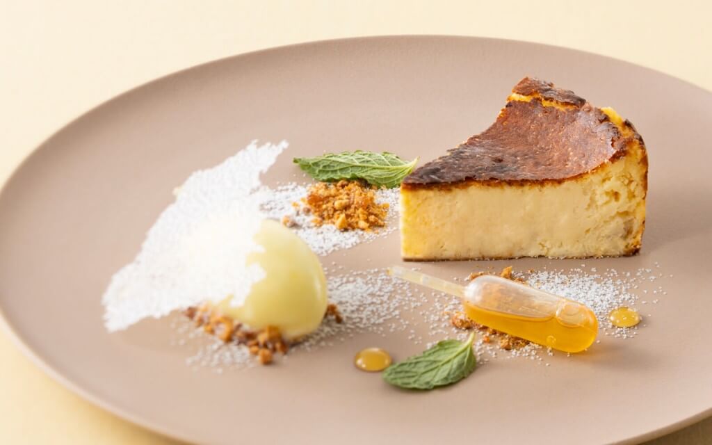 札幌グランドホテルの『レモン&はちみつスイーツフェア』-はちみつのバスクチーズケーキ　レモンのソルベ添え