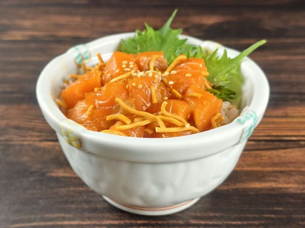 ジャスマックプラザホテル すすきの天然温泉　湯香郷の『ベビースターラーメンコラボフェア』-ベビースター韓国風ミニサーモン丼