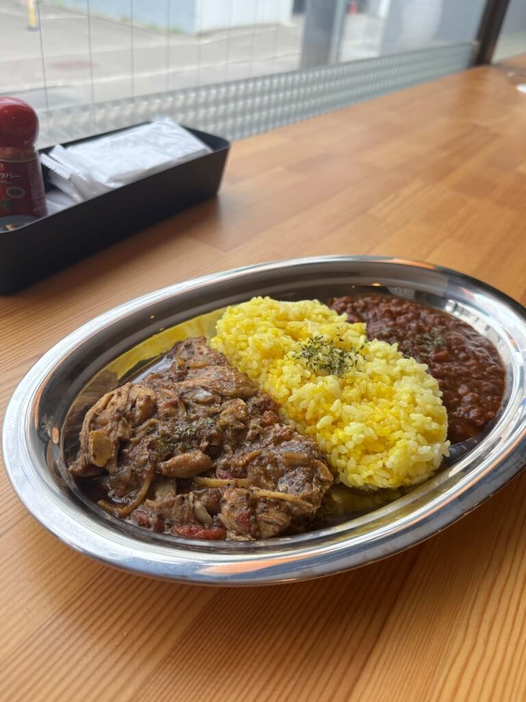 咖喱と酒場 CYK×カレーハウス三木谷の『あいがけプレート』