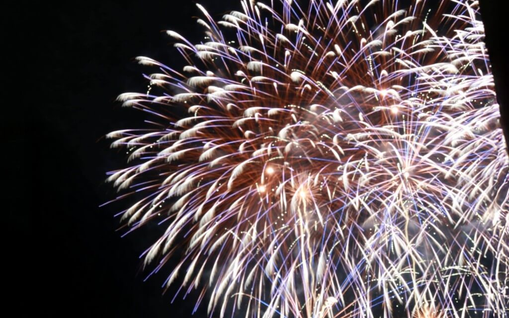 札幌パークホテルの『豊平川花火大会 一夜限りのディナーブッフェ in 札幌ライラックスクエアホール』