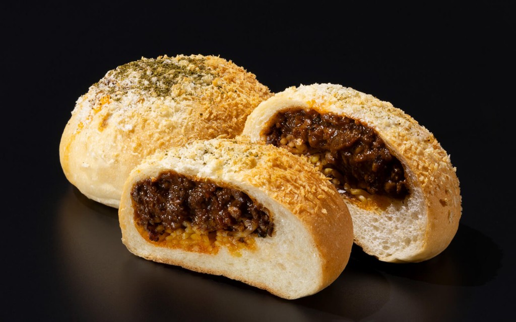 札幌グランドホテルの『華麗なるシェフのカレーパン』-黒毛和牛挽肉の麻婆麺カレーパン
