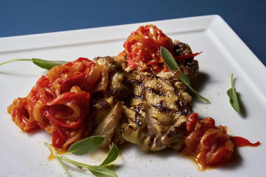 クロスホテル札幌のランチビュッフェ『とりもも肉のグリル パプリカのソース』