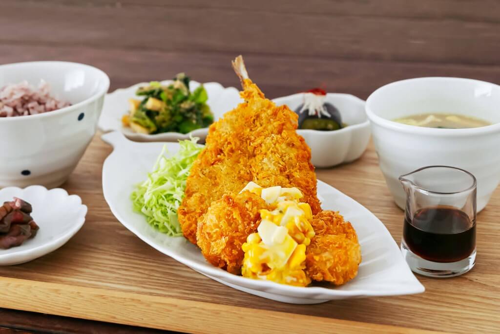 ゆとりの空間の『夏季限定メニュー2026』-アジとホタテのフライ 焼きとうもろこしの白みそタルタル