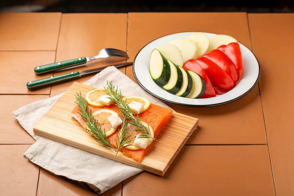 UNWIND HOTEL&BAR 札幌の『UNWIND ROOFTOP BBQ』-シダープランクサーモン