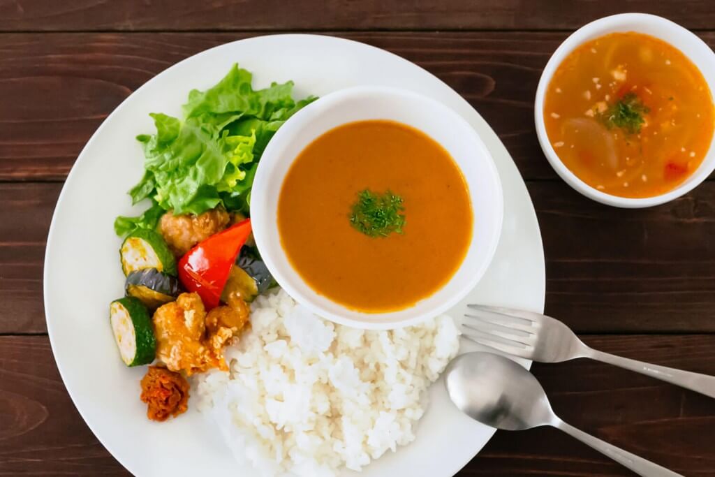 ゆとりの空間の『夏季限定メニュー2026』-夏野菜とチキンのココナッツカレー
