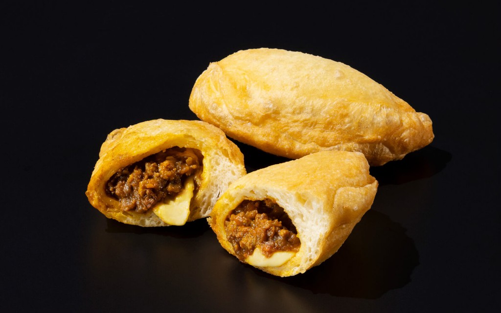 札幌グランドホテルの『華麗なるシェフのカレーパン』-トマトキーマカレーと燻製モッツァレラチーズのパンツェロッティ風