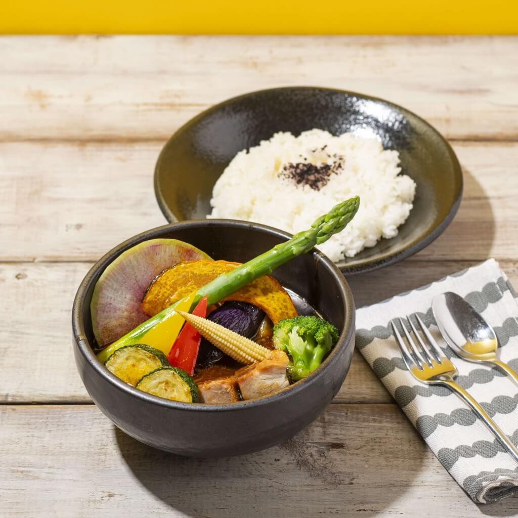 白い恋人パークの『彩り夏野菜と豚バラのスープカレー』