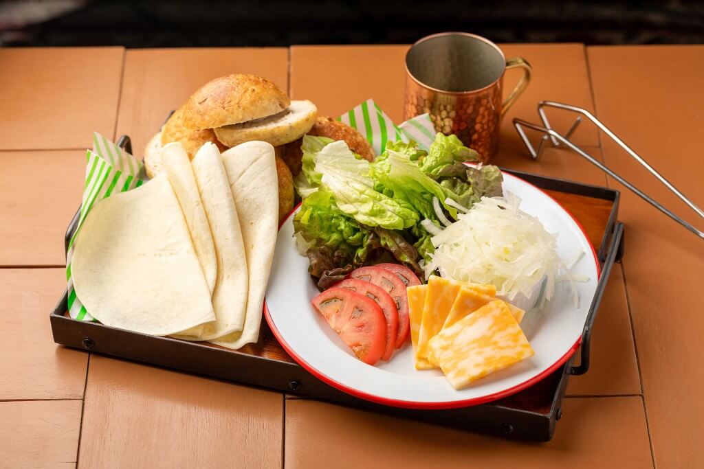 UNWIND HOTEL&BAR 札幌の『UNWIND ROOFTOP BBQ』-セルフスライダー&タコスセット