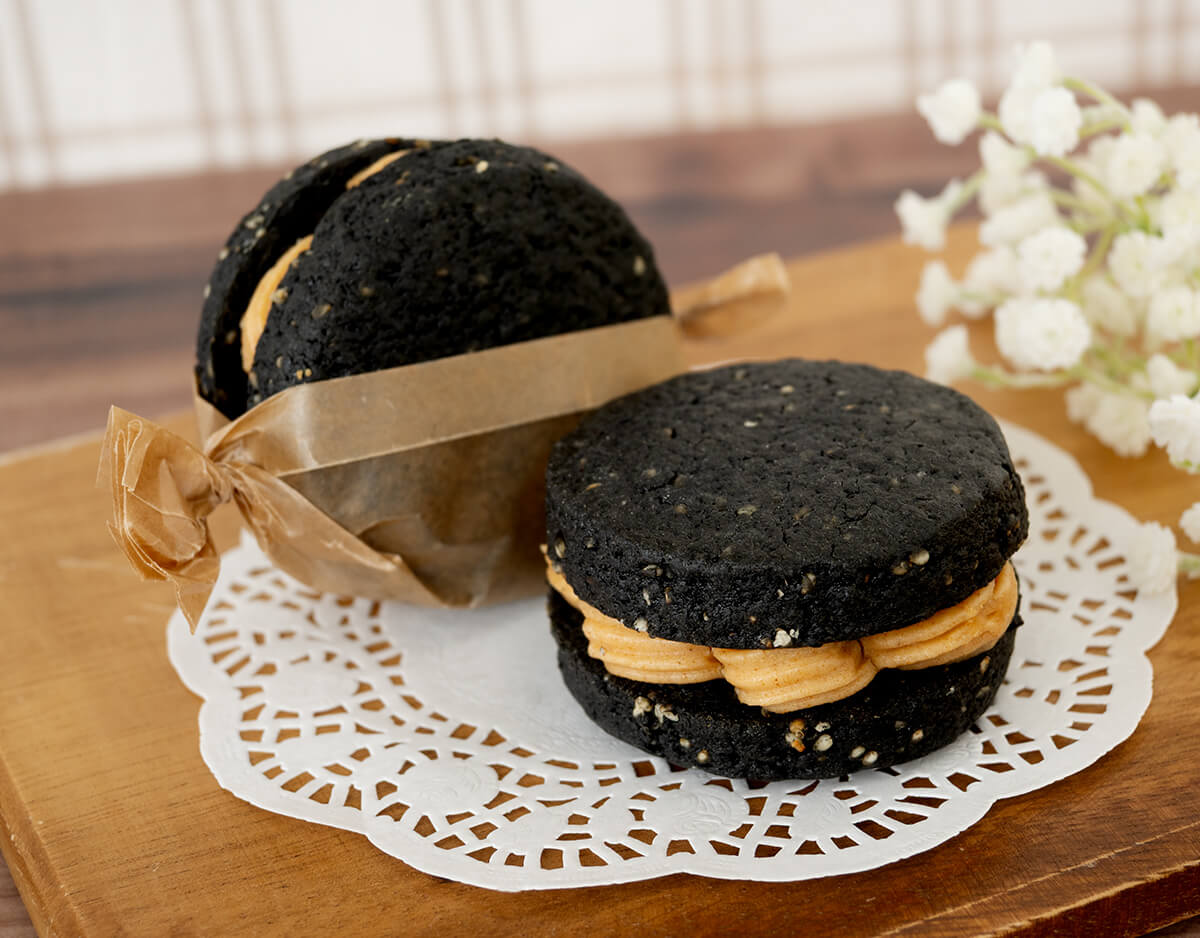 プティ・シェーヴル北海道の『プティのバタークリームサンド(ごま&きなこ)』