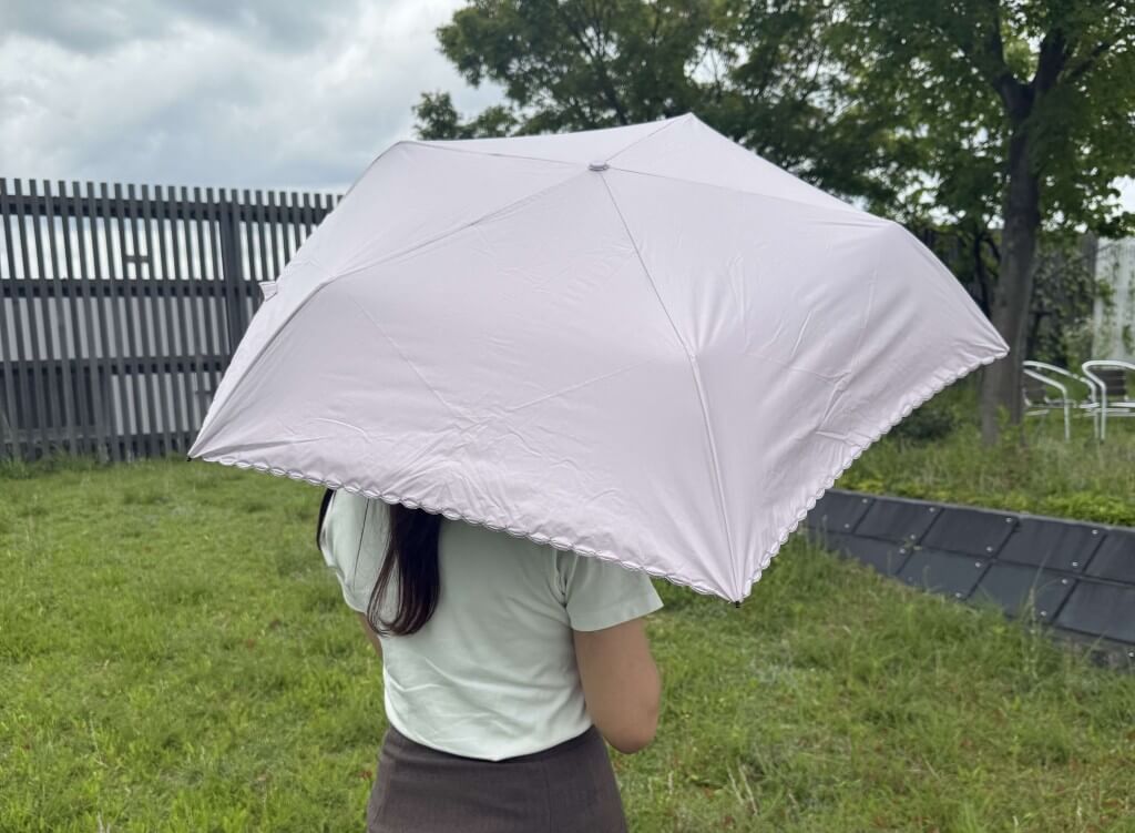 ニトリ デコホームの『晴雨兼用超軽量傘 スカラップ 50cm(ローズ・ベージュ)』