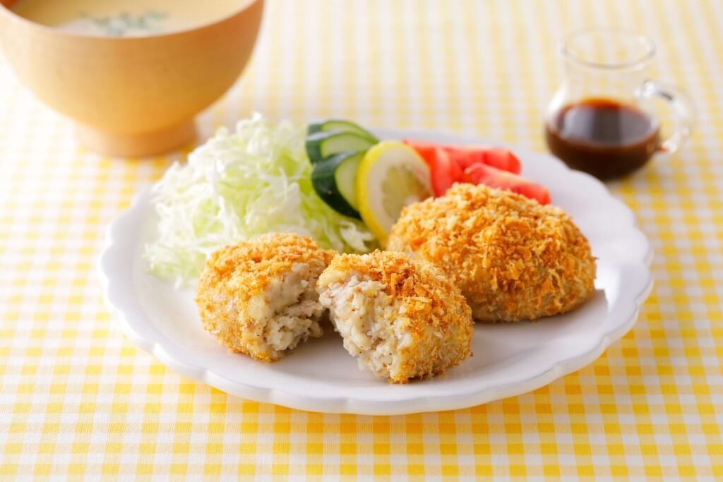 カルビーポテト株式会社の『ポテトサラダのもと プレーン』-アレンジレシピ(さくさくコロッケ)